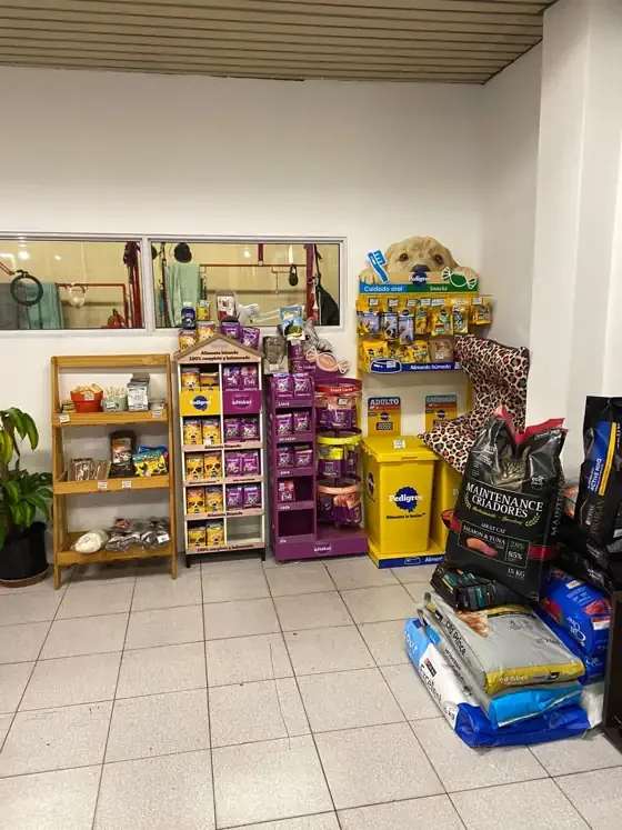 Alimento y snacks en los estantes de la tienda